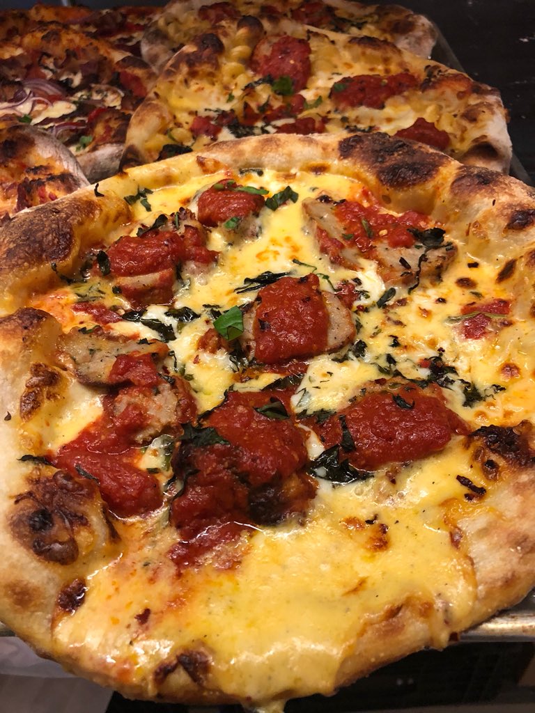 ArtisinBaker's tweet photo. Mac &amp; cheese &amp; homemade meatball pizza 🤤🤤🤤 https://t.co/bVHl6ggaEV