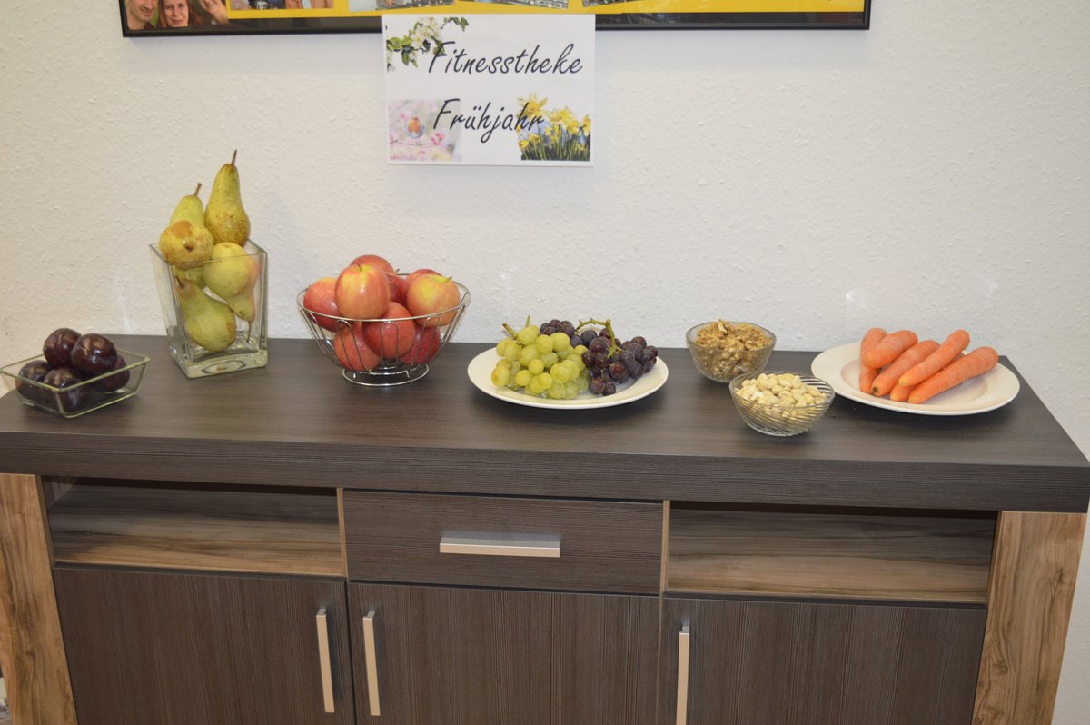 Nicht nur die Lkw müssen für den Frühling fit gemacht werden, sondern auch die Mitarbeiter dürfen sich auf die wärmere Jahreszeit vorbereiten. Diese Woche findet wieder unsere Fitnesstheke statt. Die reiche Auswahl an Obst und Gemüse bietet für jeden Geschmack das Richtige.