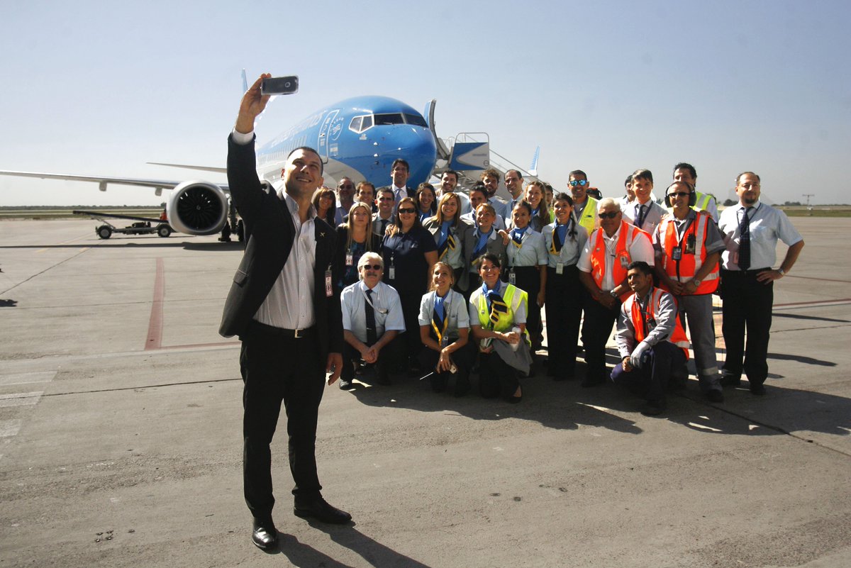 ¡El cuarto #Boeing737MAX8 de <a href="/Aerolineas_AR/">Aerolíneas Argentinas</a> llegó a Mendoza! Este avión 0km es de los más modernos y eficientes del mercado y nos permite renovar nuestra flota para tener mayor alcance y comodidad para el pasajero. Ellos son parte del equipo que viajó en su vuelo inaugural.