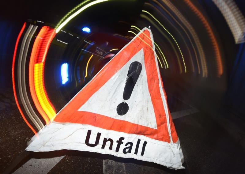 rheinpfalz's tweet image. #B39 bei #Schwetzingen nach Unfällen voll gesperrt. (stja) rheinpfalz.de/lokal/artikel/…