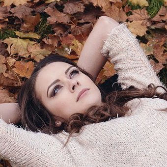 قلت لها
بلحظة ضعفٍ مني
#قلبي_بك_متيم
وجنوني عليكِ
يأخذني مني ليسرقني
فأغفو وأناأداعبها
وأكتب بحروف غرامي
كل النبض بصدري
وأعاتب عينيها
أجعل من عشقي
أنهار خيالات
ترشف شفتي منها
لترويني وعشقي
وأعانقني بين يديها
وأتلو كل تعاويذالسحر
لتسقيني من شفتيها
ترياق غرامي
والحب
#حروف_الجنتين