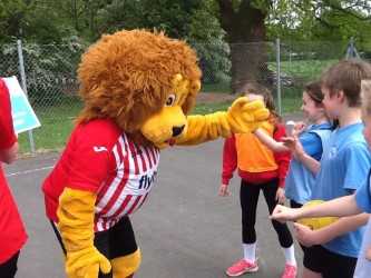 ExeterCCT's tweet photo. Thanks to @tivertonhigh Junior Sports Leaders for supporting our #Tiverton #PLPrimaryStars #Handball workshop today with yr 5/6 pupils from Bampton,Tiverton St John &amp; Bickleigh Primary schools taking part. https://t.co/Vu380aSnXe