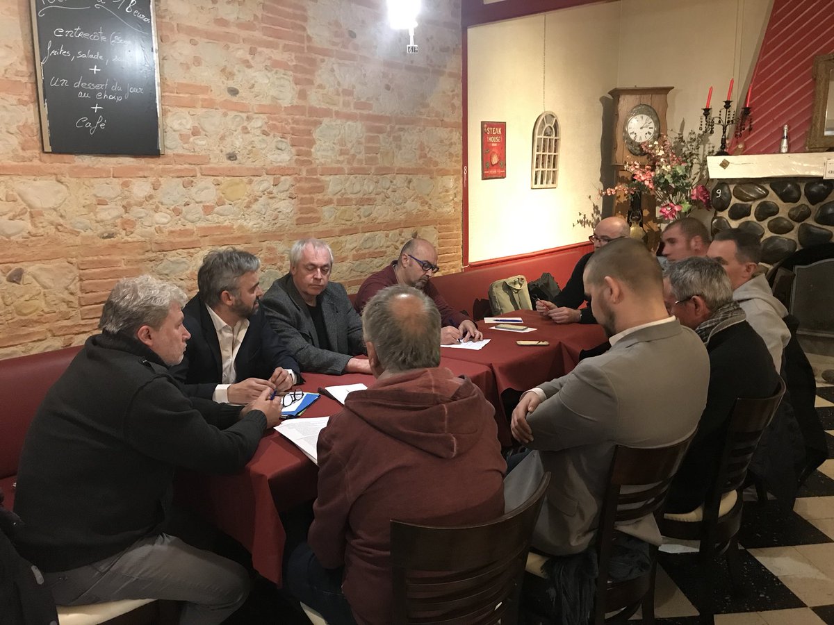 alexiscorbiere's tweet photo. À Cazères-sur-Garonne rencontre avec Philippe Gimenez, le candidat de la 8eme circonscription de la Haute-Garonne, et des représentants des #cheminots pour parler de la réforme #SNCF . Le #22mars mobilisons-nous pour défendre le service public du réseau ferré en #France https://t.co/MyVfPe05Ge