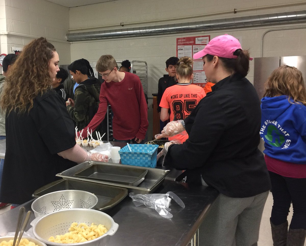 YCMScounseling's tweet photo. Gearing up to be a future Huskie! Our @YorkChesterMS 8th tour @HunterHussHS #Class2022 https://t.co/BheKz5vX5m