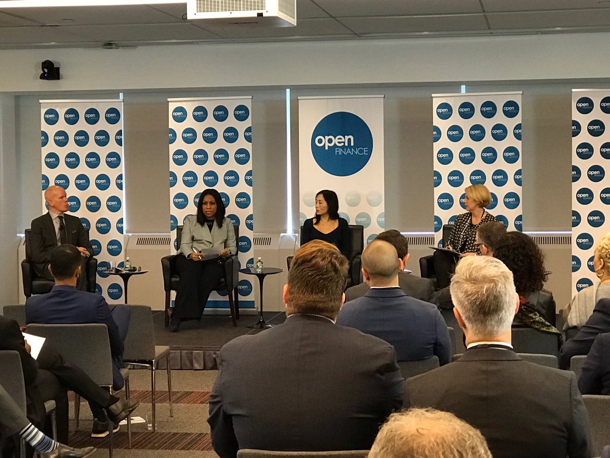 Anikodelaney's tweet photo. Head of #DiversityandInclusion @BNYMellon @yau718 talks about #inclusive leadership and #gender transition guidelines #openfinancenyc https://t.co/eqWFkw76bV
