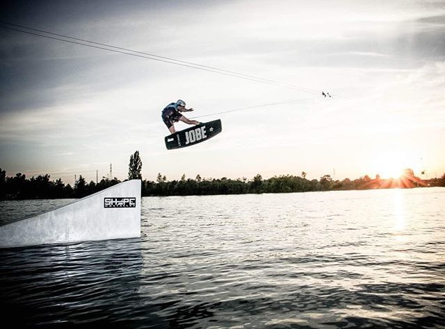 sarthetourisme's tweet photo. #Sarthetourisme Profiter de chaque instant en Sarthe, même au coucher du soleil 🏄♂️ 🌅 📷 @wake_paradise
#sarthetourisme #sunset #wakeboard #wakebording #été #teleskinautique #wakepark #sarthe https://t.co/Y6v0ZoqLET https://t.co/oVWLHkl3gJ