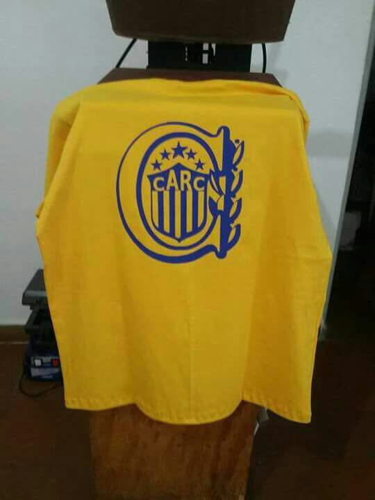 cirocannizzo's tweet photo. Además, repartían las siguientes remeras. De un lado el escudo de #RosarioCentral, del otro las iniciales de "(vaya uno a saber quién o qué cargo ) La puta que te parió" https://t.co/ntyNDSXSxk