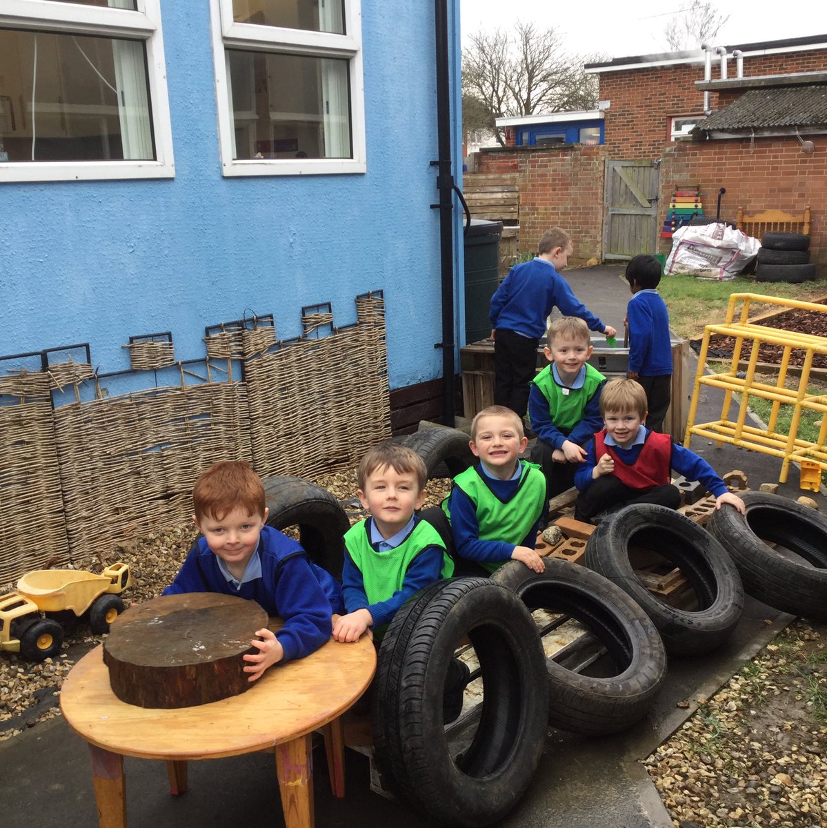 hillviewprimary's tweet photo. These enthusiastic members of Reception Class worked as a team to build this amazing train outside today. A fantastic example of collaboration in the Foundation Stage. #thegemproject #eyfsactivelearning https://t.co/Pe4Vc29gyW