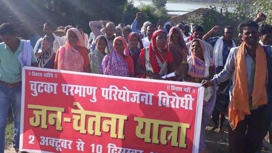 BeyondNuclear's tweet photo. Protesting #nuclear power in #India can mean risking your life. #Chutka villagers strive to block nuclear plant that would deprive them of water, livelihoods and well-being. Today on Beyond Nuclear International. @DiaNuke_org https://t.co/PmgoynUVPB https://t.co/0ZuTvuulTF