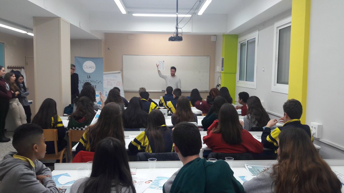 jordimgali's tweet photo. La práctica de laboratorio de #laGenomicavaalCole en @EscolesRoca, un éxito gracias al profe Jaime Ozáez de @sistemgenomicos y al resto del equipo. Nunca las fresas fueron tan interesantes! 😀🍓 https://t.co/iJWIKm63X6