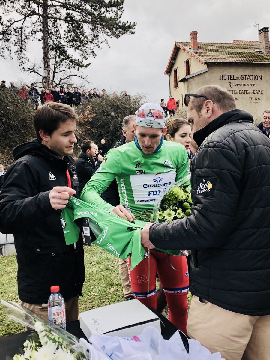 Démare n’en a pas marre ; toujours en vert ce soir ! Tente de GAGNER un maillot vert dédicacé ▶️ RETWEET + FOLLOW @WeLoveCyclingFr to WIN the green jersey signed by today's leader Arnaud Démare 💚🚴‍♂️💨