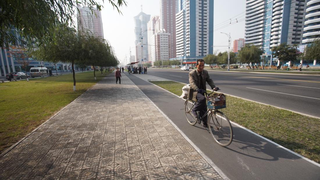 fast_fancy's tweet photo. A glimpse of life in Pyongyang https://t.co/JnpAGw7Hcb https://t.co/un2ieIj0yc