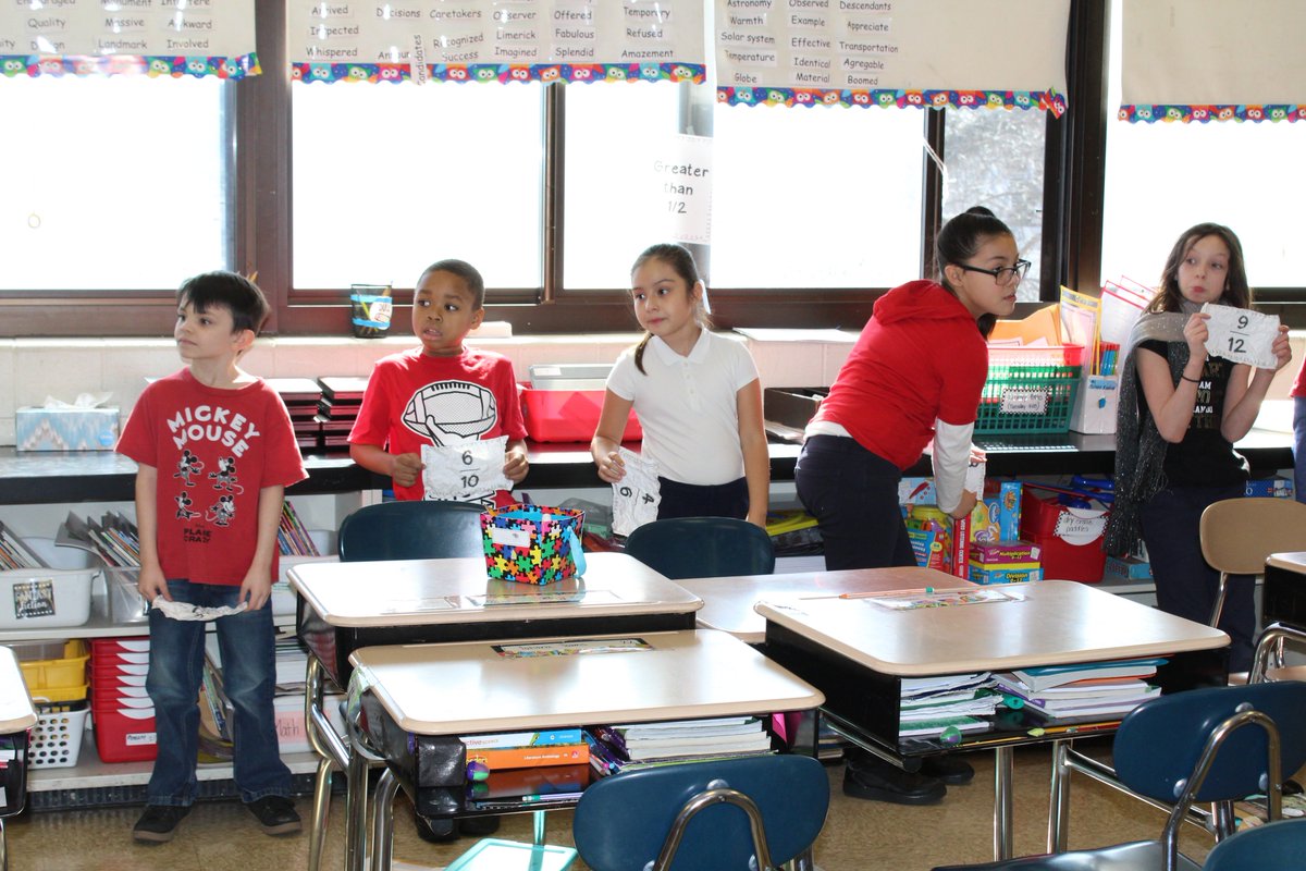 LincolnSD89's tweet photo. On Friday, Ms. Pleasant's 3rd graders learned fractions with Snowball Math! Great teachers make learning fun! #D89BrightFutures #D89Math https://t.co/Ddv6j0aTi1