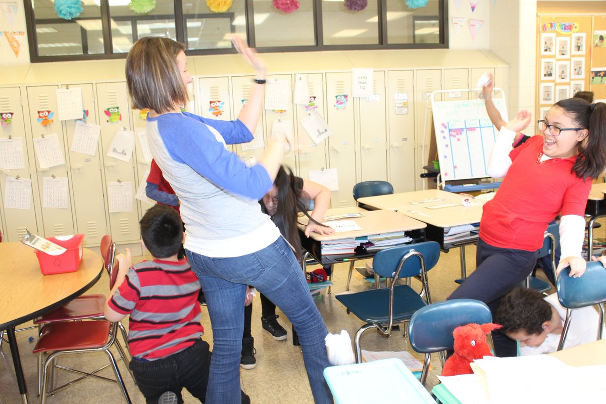 LincolnSD89's tweet photo. On Friday, Ms. Pleasant's 3rd graders learned fractions with Snowball Math! Great teachers make learning fun! #D89BrightFutures #D89Math https://t.co/Ddv6j0aTi1