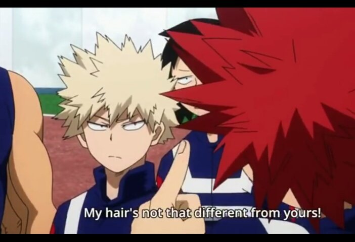 Kirishimoon's tweet photo. En una parte Kirishima le dice a Bakugou "mi pelo no es tan diferente al tuyo"
En esta imagen Kiri se señala su pelo y con la otra mano el de Baku 
No sé, los está comparando basta https://t.co/b1VcAZDvxj