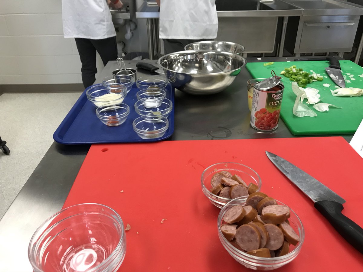 ShelbyMuha26's tweet photo. Any guesses on what we’re making from the Southern region of the US? #cajunvscreole #spicy #culinaryprep2 #owlpower #owlsinthekitchen https://t.co/u8z4DHbuS9