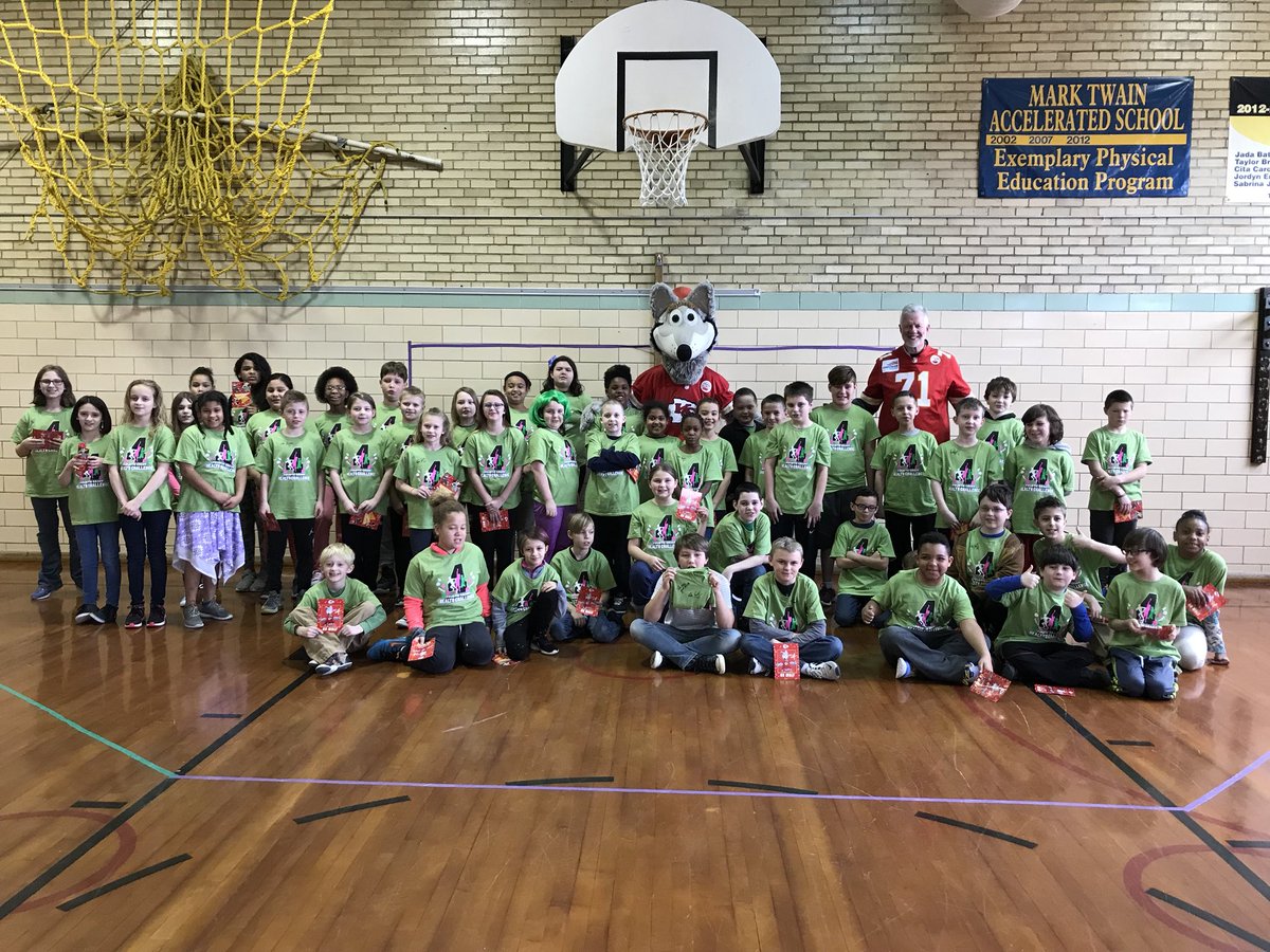 MarkTwainEagles's tweet photo. We made it! 4th grade challenge completed. #fitastic #mteagles #livinghealthy https://t.co/jIG8H5YQWB
