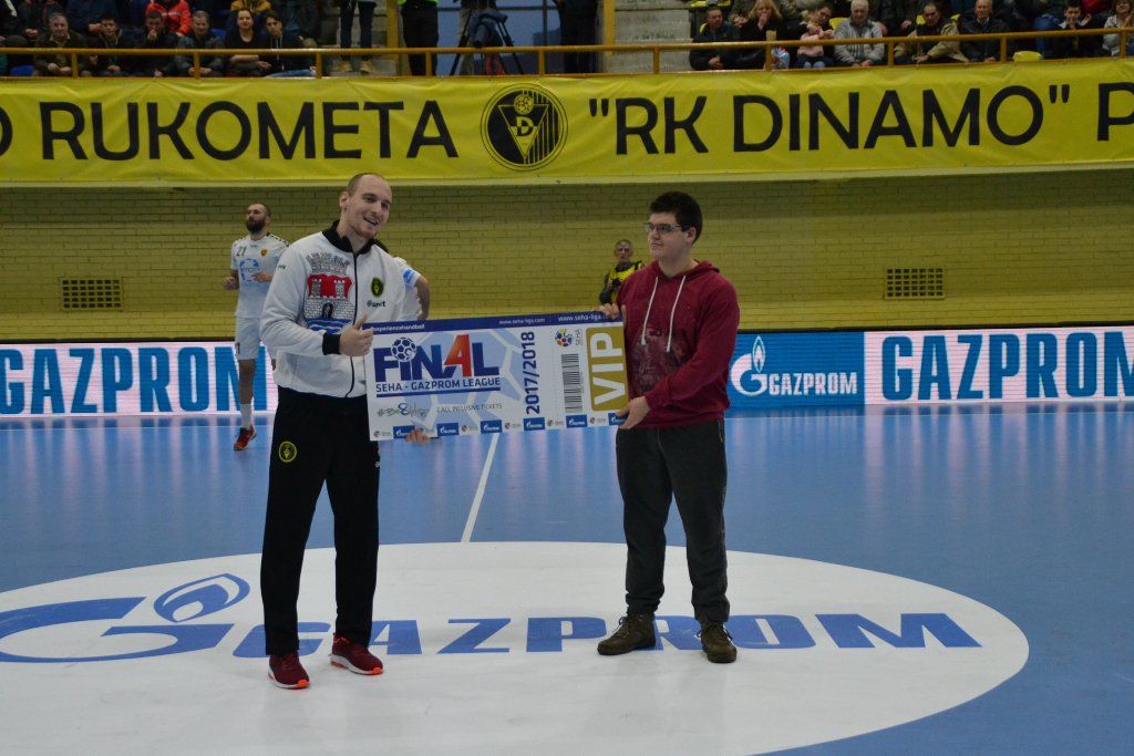 SEHALeague's tweet photo. The winner of Best Handball Fan Contest 2017/2018, Nemanja Malicanin received his 2 All-inclusive SEHA Final 4 tickets on a match @RK_Dinamo 🆚 @HCVardar 🤟 #SEHALeague #Gazprom #be8player https://t.co/Tm8BTZUbTk