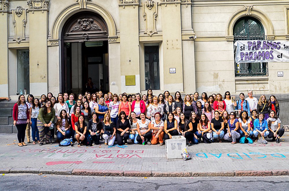 Esta mañana las mujeres atravesaron las puertas de la institución y ocuparon la vereda. Docentes, estudiantes, funcionarias y egresadas posaron para la foto colectiva que visibiliza a todas las que hacen la Facultad.

Gracias a ellas por la participación y trabajo diario en FCEA.