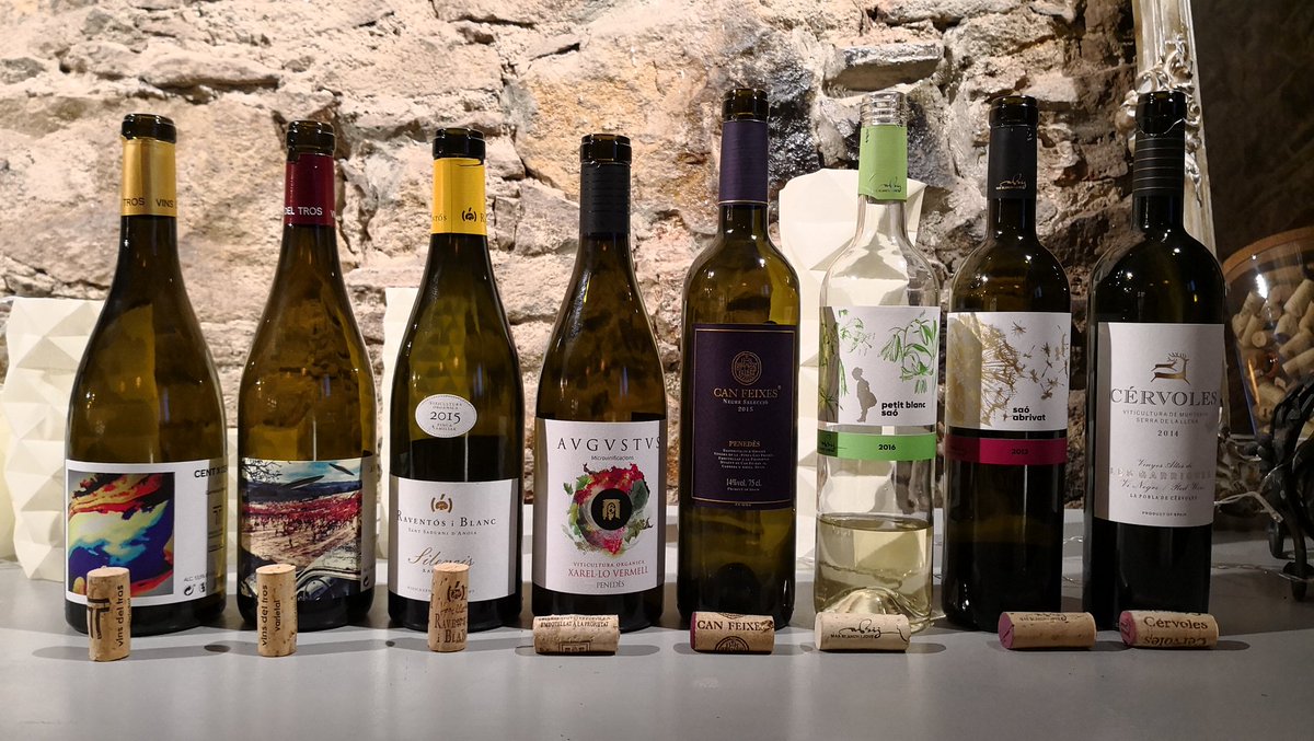 elvinet's tweet photo. Tarde de #vinos en @JovaniVins con #TerraAlta #Penedès y #CostersdelSegre 🍇🍷🍷🍷
3 bellas zonas vitivinícolas con su propio ADN 👏🏻🍇🍷
#TallerdeVinos #elvinet #wine #WineTasting #WineEducation #WineLearning #WineCulture #ViCatalà #JovaniVins #SantAntoni #Barcelona https://t.co/8h6zGzLQGl