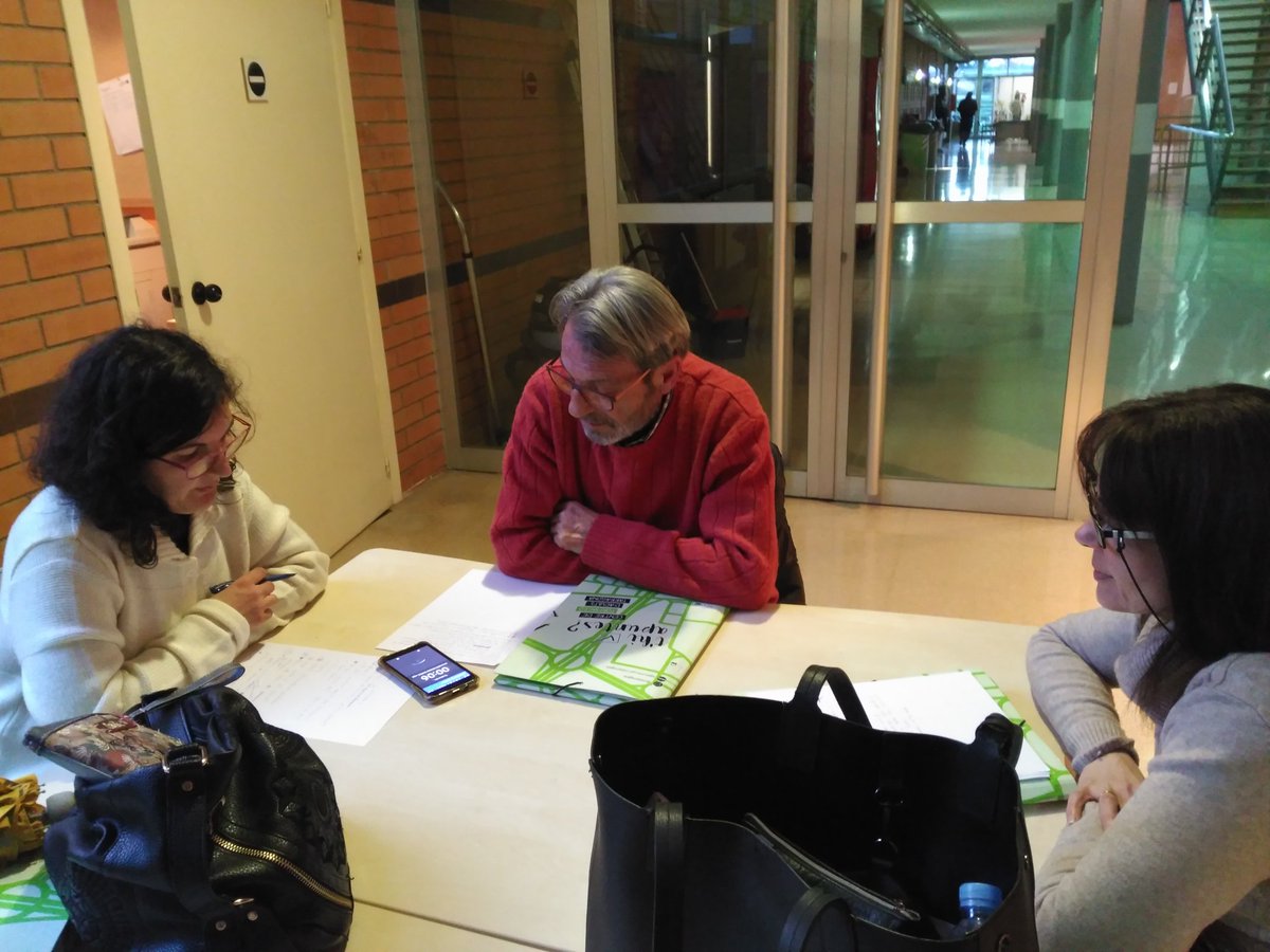 cfatarragona's tweet photo. Avui Competic més cassolà, fent entrevistes pels passadissos del centre per a editar-les posteriorment a la nostra aula #Audacity #competic3 #fadults https://t.co/wMq494zbBK