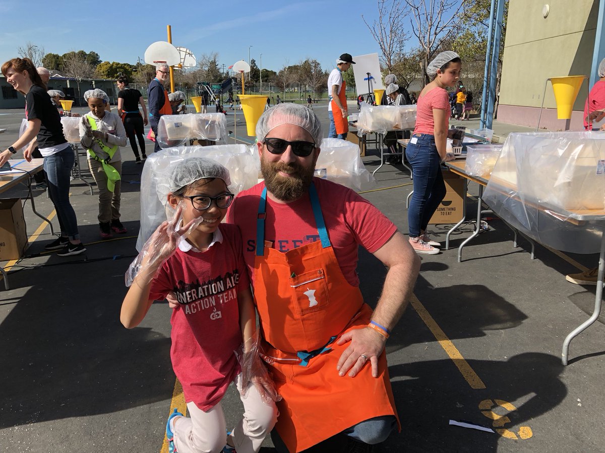 reachoakland's tweet photo. Assembling food packs with @GenerationAlive and @nokidhungry with the over $1,000 we raised in less than 3 weeks! #changinghxstory #iamousd #oakedu #oakland #CommunityService https://t.co/08ZjOQ9WSH