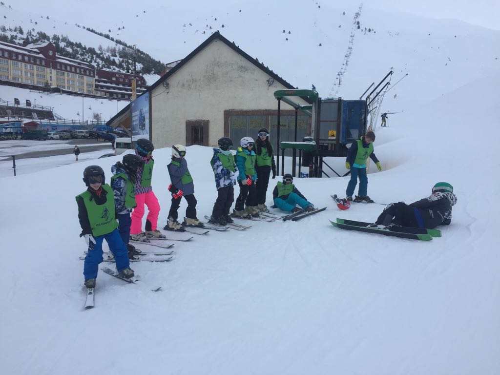 TQuevedoCoslada's tweet photo. Primer día en Astún: nuestros alumnos de 6º se han esforzado al máximo en su primer día de esquí. Mucho ánimo y a seguir disfrutando campeones. https://t.co/eAqH9eonNW