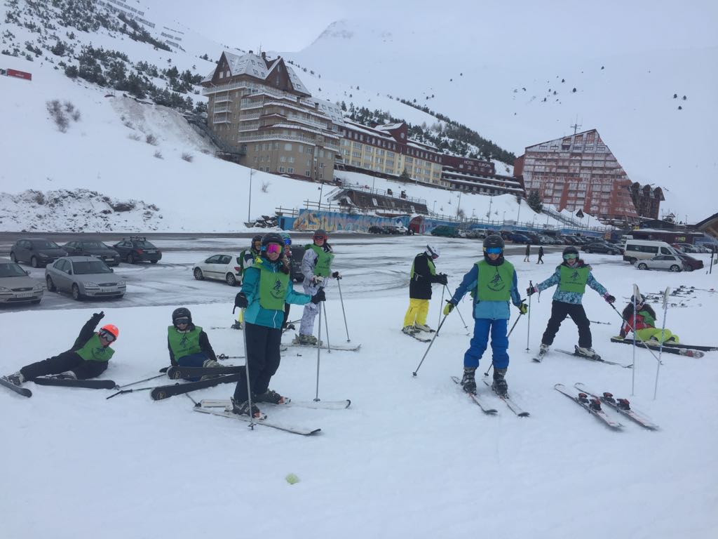 TQuevedoCoslada's tweet photo. Primer día en Astún: nuestros alumnos de 6º se han esforzado al máximo en su primer día de esquí. Mucho ánimo y a seguir disfrutando campeones. https://t.co/eAqH9eonNW