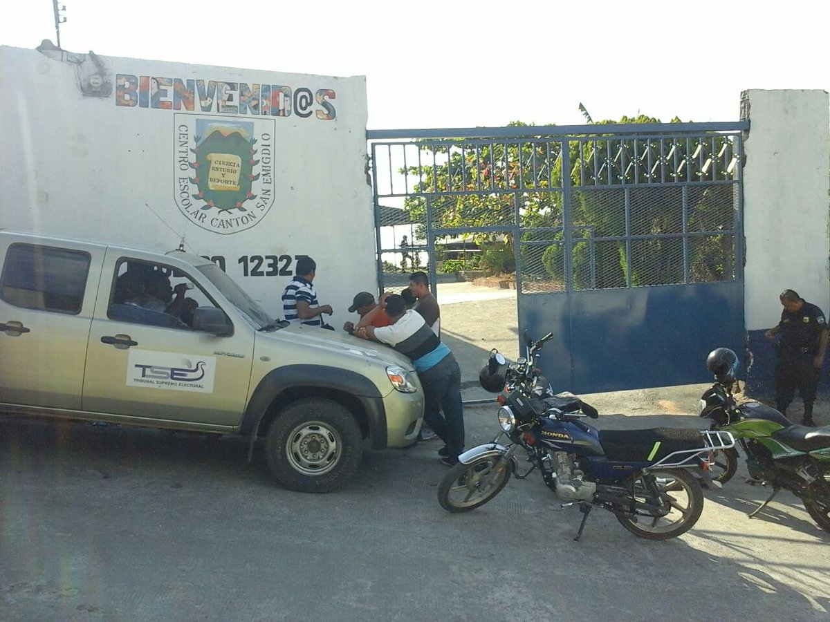DXo5DzCXcAIdS94 - Encuentran en basurero m&aacute;s de 150 papeletas electorales en el depto de San Vicente.