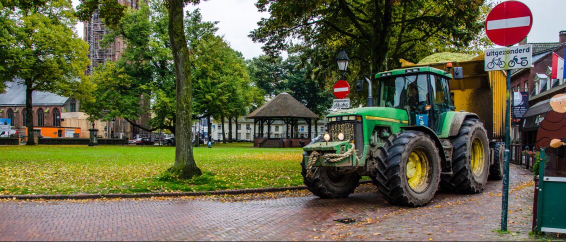 professioneel's tweet photo. Inwoners, agrariërs, gemeente en provincie een stukje op weg mogen helpen om samen op zoek te gaan naar duurzame oplossingen voor overlast landbouwverkeer in de kern Hilvarenbeek: https://t.co/6xQe6sQcVD… https://t.co/GpveJFTjSt