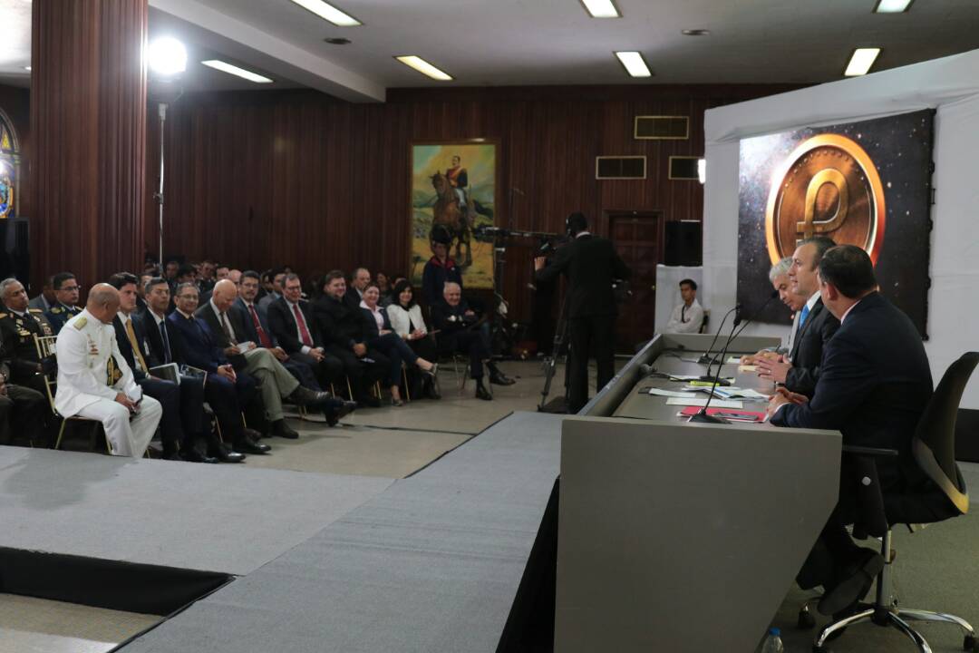 #AHORA | Nos encontramos junto al Vicepresidente <a href="/TareckPSUV/">Tareck El Aissami</a> en reunión del Consejo Nacional de Economía Productiva, en esta edición profundizaremos junto a los empresarios sobre la criptomoneda venezolana el Petro. #TodosSomosVenezuela <a href="/NicolasMaduro/">Nicolás Maduro</a>