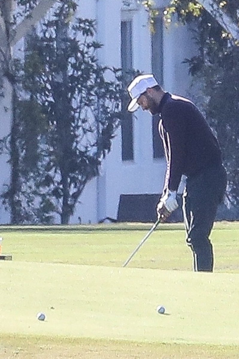 tefy_grey's tweet photo. New pictures of #JamieDornan playing golf today in Los Angeles https://t.co/dJ77QyXM0Z