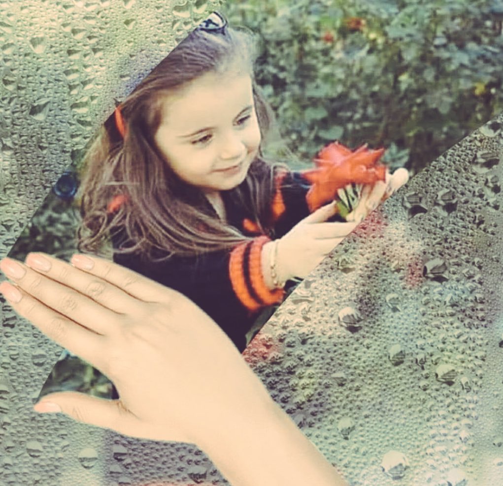 انظر لعينِي وجُسَّ النبضَ يا راقي
دمعي يُترجمُ ما يشكوهُ خَفّاقي..
إن كنتَ تفهمُ عن نبضِ الهوى لغةً
فسوفَ تُدركُ أن الوصلَ تِرياقي....!!