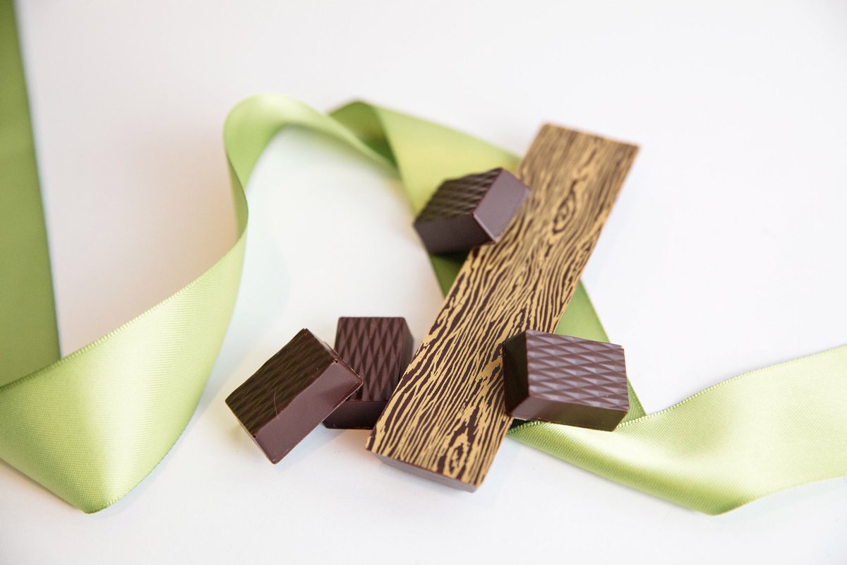 ococoachocolate's tweet photo. #StPatricksDay is sneaking up on us! Celebrate with our #Irish #Whiskey #Caramel Bar &amp; #Peat Smoked #Truffles.🍀 💚 https://t.co/17hgi8y7nW