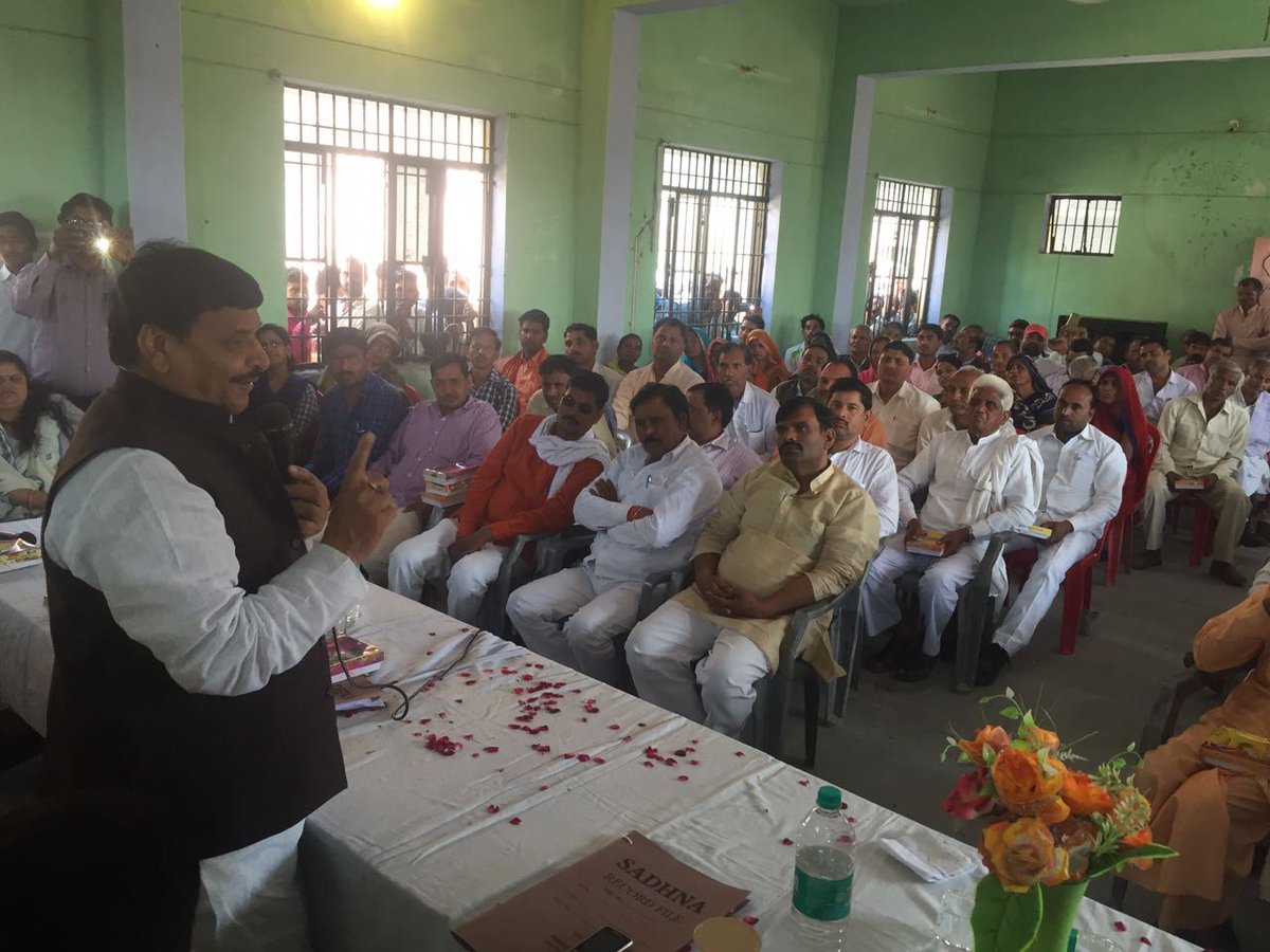 ग्रामीण भारत एक जटिल बदलाव से गुजर रहा है, जाहिर है ऐसे में ग्रामीण विकास के लिए चुनौतियां भी जटिल होंगी, ताखा विकास खण्ड के बीडीसी सदस्यों व विभिन्न ग्राम प्रधानों को सुनने, समझने व संबोधित करने का अवसर प्राप्त हुआ।इस तरह की बातचीत से कार्य प्रक्रिया सहज, सरल और सुगम हो जाती है।