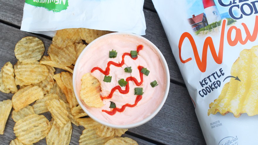 CapeCodChips's tweet photo. This Waves and Creamy Sriracha Dip (by @chaosisbliss10) combo has crunch, spice, and everything nice. 💥 https://t.co/bTcGbn6ms2