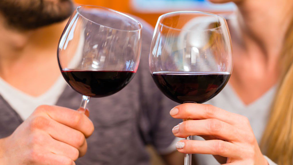 GranFeudo's tweet photo. ¡Bebe vino! Tus dientes te lo agradecerán. ¿Sabes porqué? Decúbrelo vía @cuatro https://t.co/PonKfgcUUf https://t.co/0ReUeL3GCE