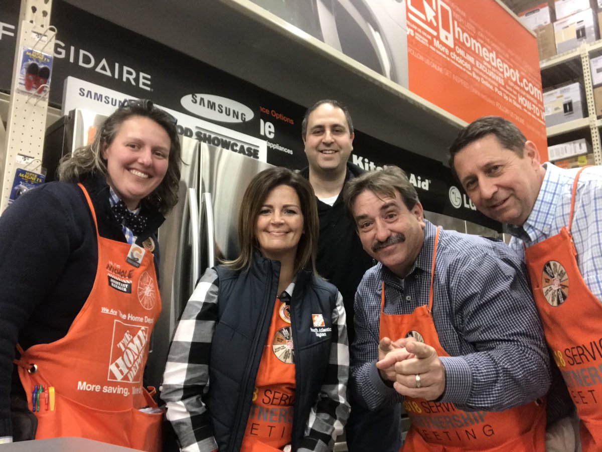 gloria_terri's tweet photo. #specialtytuesday #LEADSINSALESWIN Spending time with the one and only @asurion_hdpp_se https://t.co/MUusOFL42s