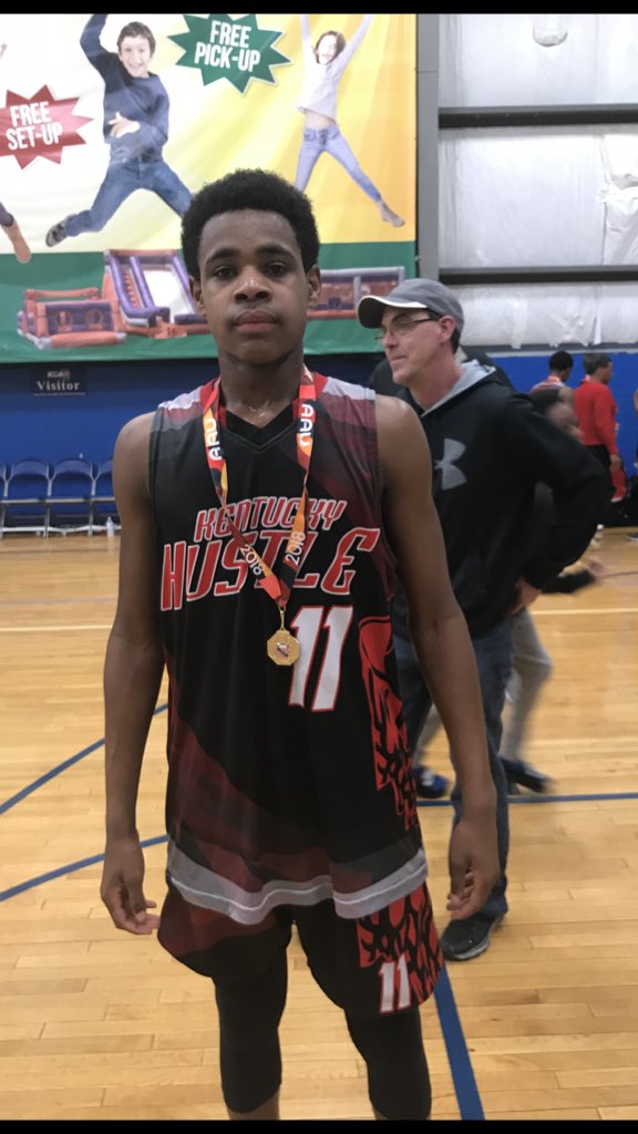 KY_PrepReport's tweet photo. @miller_elite1 2022 G Jerome Morton has a nice handle that he used to get in the lane &amp; finish in traffic! Also showed he can knock down the 3 ball &amp; used his long arms and quick feet to cause problems and the defensive end! A nice prospect for KYs 2022 class! @DreBlsd1 https://t.co/z9TRFCu8rn