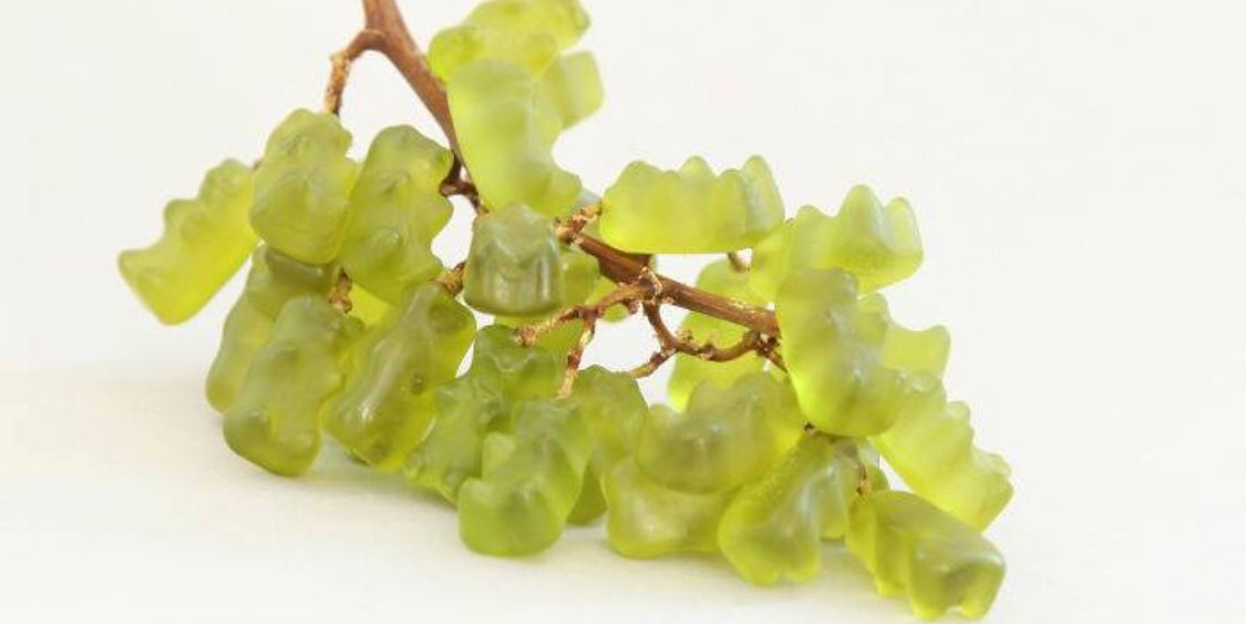 BasmocaArt's tweet photo. Helga Stentzel’s creative pieces will make you hungry! 🥘🍇🍏
"العين تاكل قبل الفم احيانا" 😋 القطع الإبداعية من هيلغا ستنتزل!🍏🍇🥘

https://t.co/0WbQr0bEzB https://t.co/rZpYEU2BUY