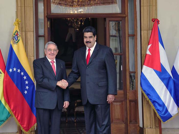 RogelioSierraD's tweet photo. #RaulCastro : la défense commune du #Venezuela🇻🇪 est une tâche stratégique urgente de l’ALBA, 15e Sommet ALBA-TCP, où il a rendu hommage à #HugoChave et apporté son soutien à la Révolution bolivarienne @CubaMINREX https://t.co/f2r5bGDSIR https://t.co/WqL2zFDyex