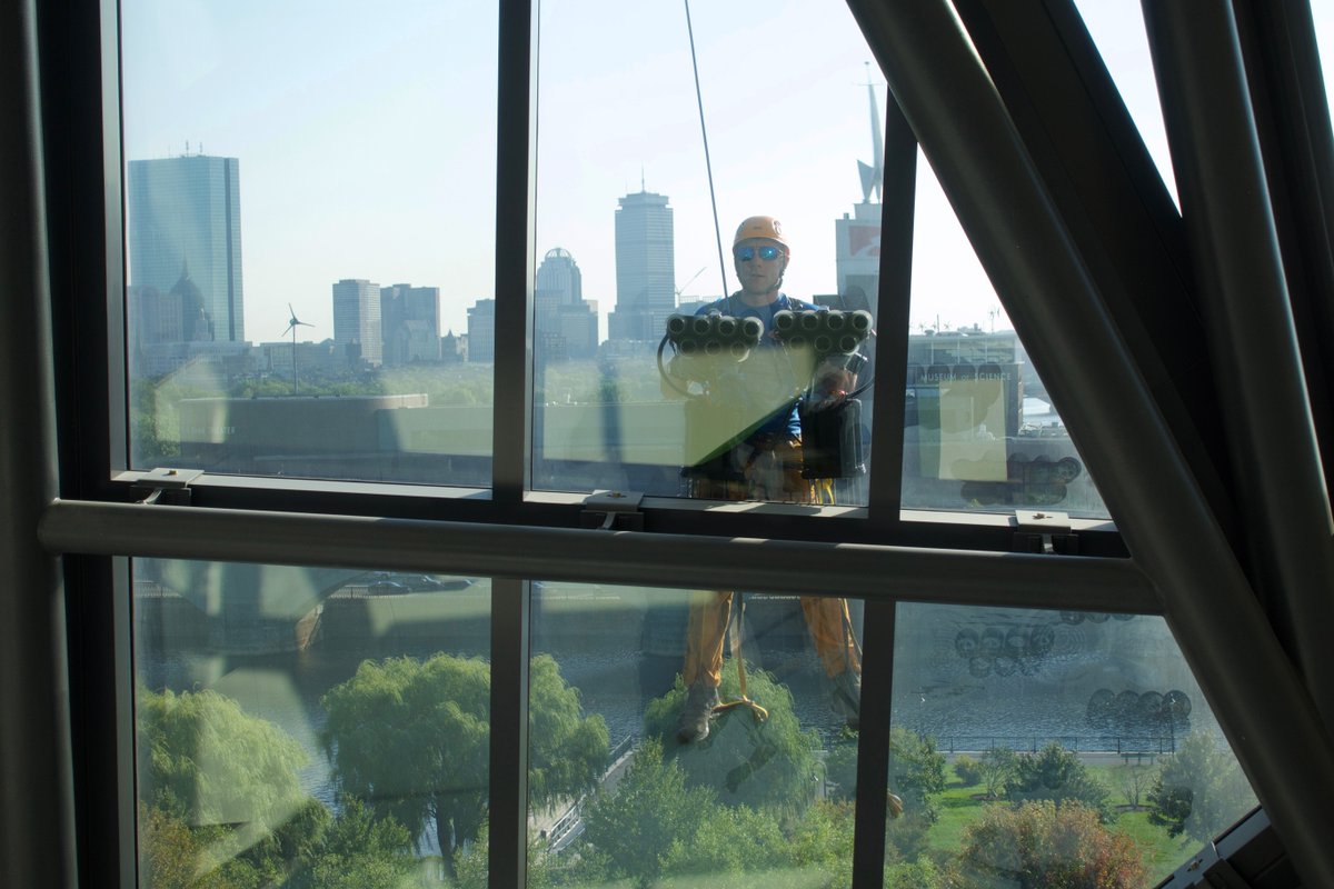 DraperLab's tweet image. Watching @AndyTorbet casually hanging out @EF with @museumofscience &amp;amp; #Boston in the background. 🙈 Don&apos;t worry, Draper&apos;s Z-Man tech kept him safely attached to the glass building. Check out his adventures in #BeyondBionic on @CBBC. #geckotech @PopMech bit.ly/2oQ1Vuj