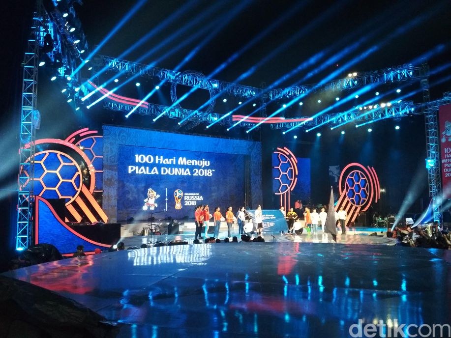 detikcom's tweet photo. Netizen Sambut 100 Hari Menuju Piala Dunia 2018  https://t.co/OhDZvON2v0 via @detikinet https://t.co/jQH1gOCeSP
