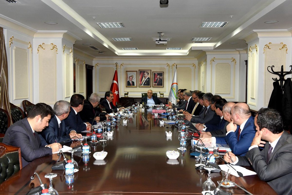 TCTarim's tweet photo. Bakanımız @aefakibaba Bakanlık Bürokratlarımızla Et ve Süt Kurumu'nun (ESK) çalışma hedeflerini ve projelerini değerlendirdi. https://t.co/RqQrHMnGTc