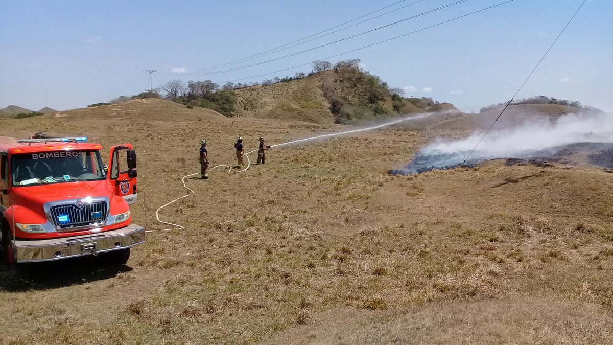 Personal de la Estación de Bomberos de La Villa, @bomberolosanto atiende desperfecto eléctrico en San Luis, este ocasionando un Incendio de Masa Vegetal  (IMAVE), en coordinación con @GNF_pa, línea de alta tensión