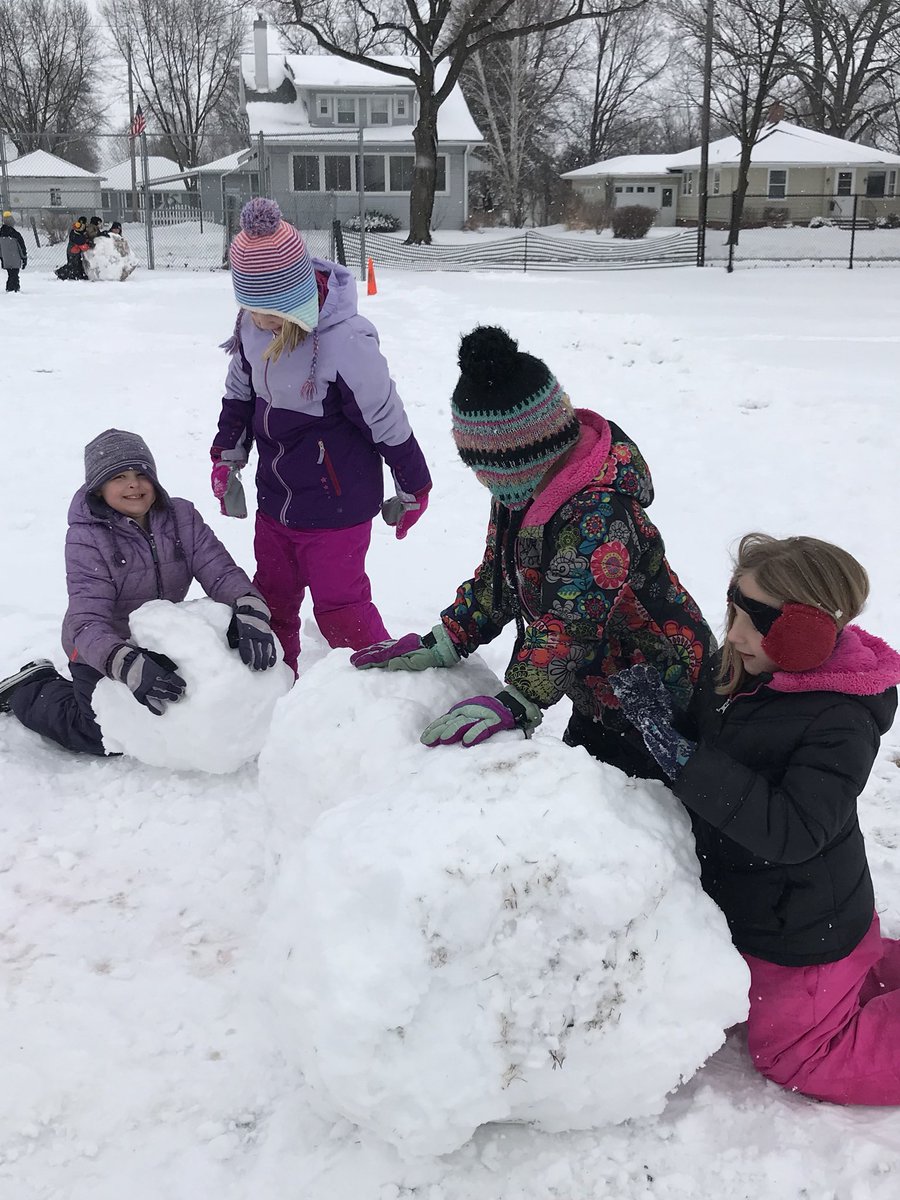 boge_dboge's tweet photo. Fun on the playground #welovesnow #LincolnFun #osagegreendevils https://t.co/5ltZtI5Wwo