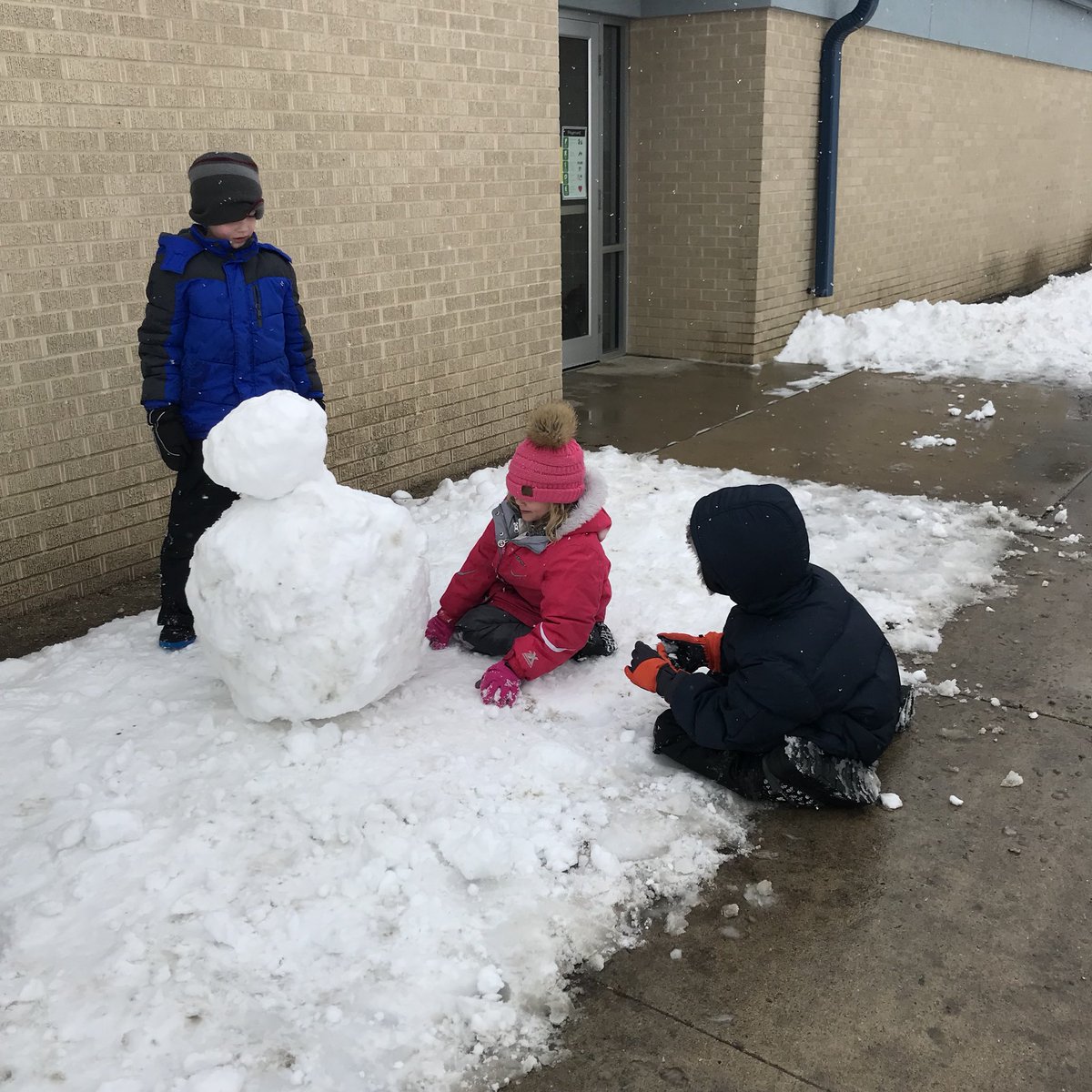 boge_dboge's tweet photo. Fun on the playground #welovesnow #LincolnFun #osagegreendevils https://t.co/5ltZtI5Wwo