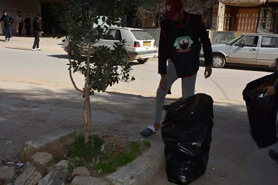 oran_wahren's tweet photo. جانب من عمليات التنظيف التي قامت بها جمعية شباب الباهية امس ببلدية حاسي بونيف بدعوة من طرف مديرية النشاط الإجتماعي والتضامن لولاية #وهران https://t.co/PcEmx3AqQh