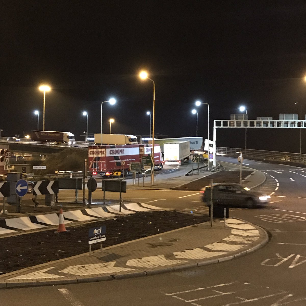 dover_rt's tweet image. Lorry jack knifed on Jubilee Way @Port_of_Dover police...where are you? @Kent999s @kentpolicedover