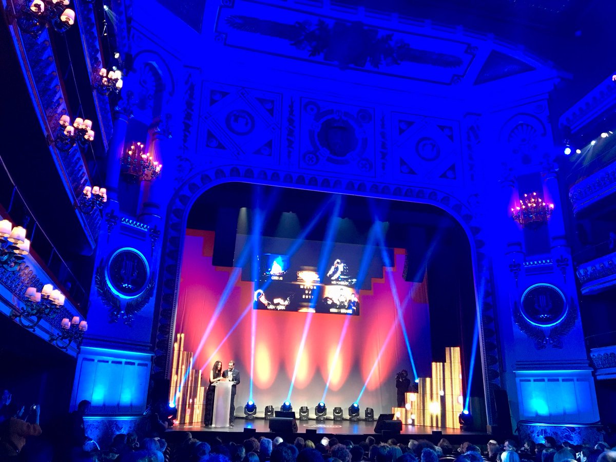 J_SanMartin's tweet photo. Los Premios de la Música Aragonesa se superan cada año. Por organización y puesta en escena. @Nat_Fondevila y Óscar @lacadiera_ de @aragonradio entregan el Premio al Mejor DJ. 👏👏👏 @aragonmusical https://t.co/fT8TS94nVB